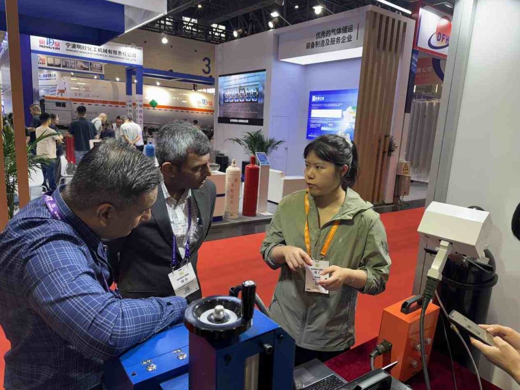 Zixu Marking represented the Chongqing Gas Industry Association at the 26th China International Exhibition on Gases 2