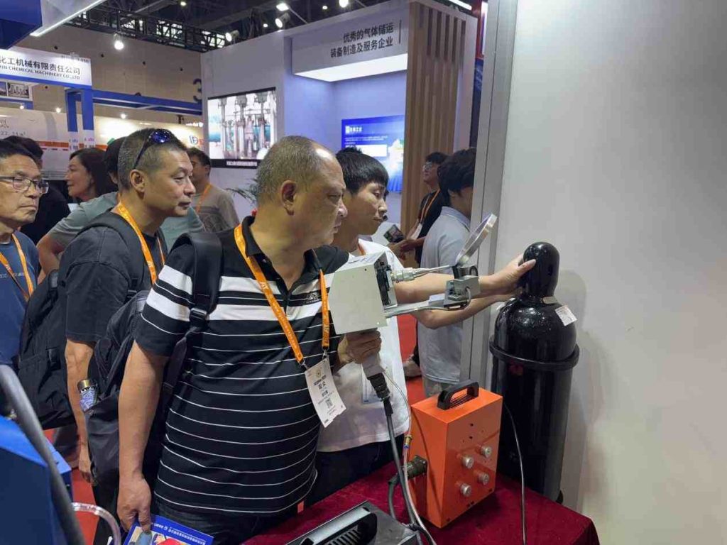 Zixu Marking represented the Chongqing Gas Industry Association at the 26th China International Exhibition on Gases 3