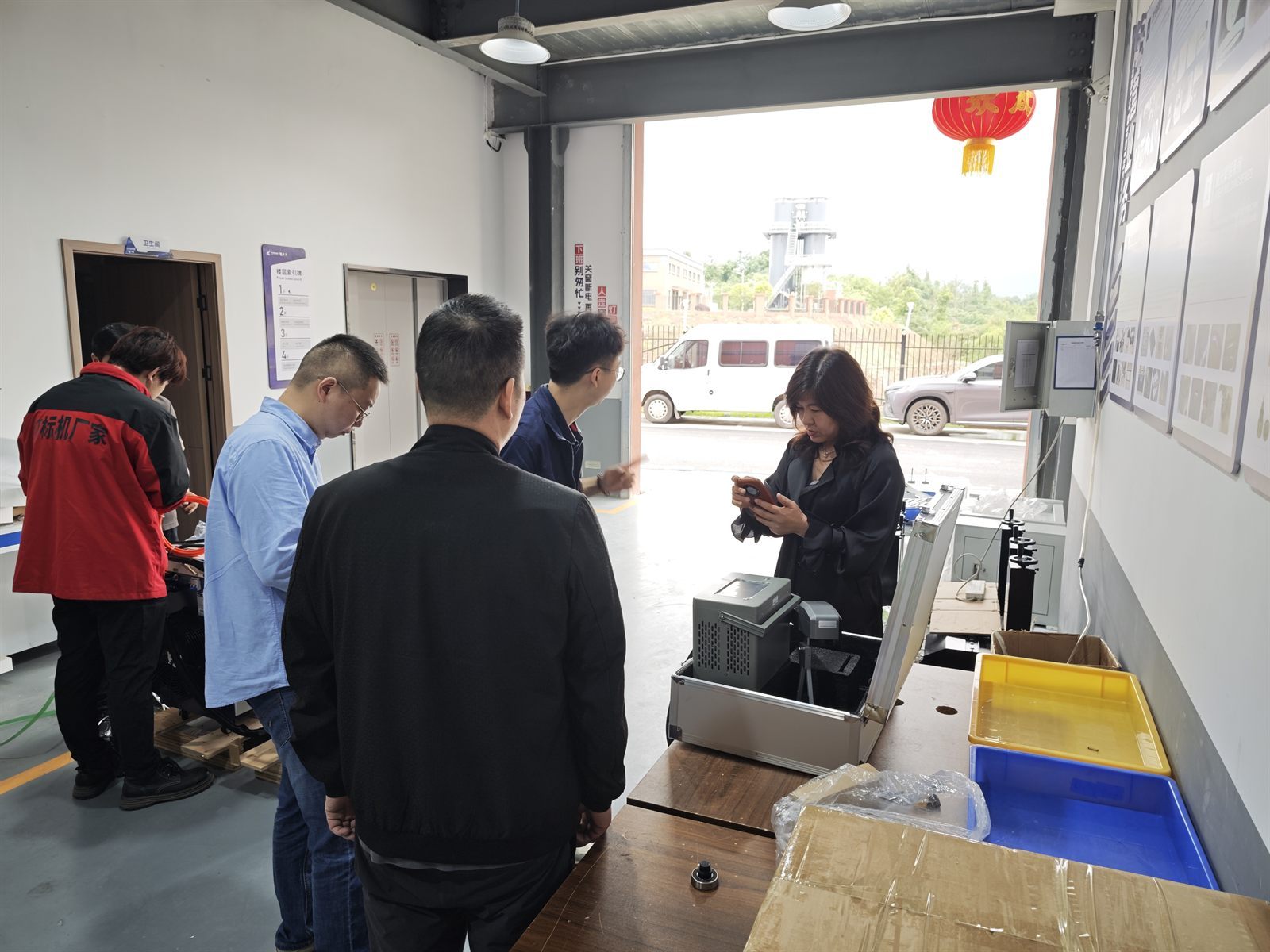 Q8A handheld laser marking machine marking hardware parts for automotive industry