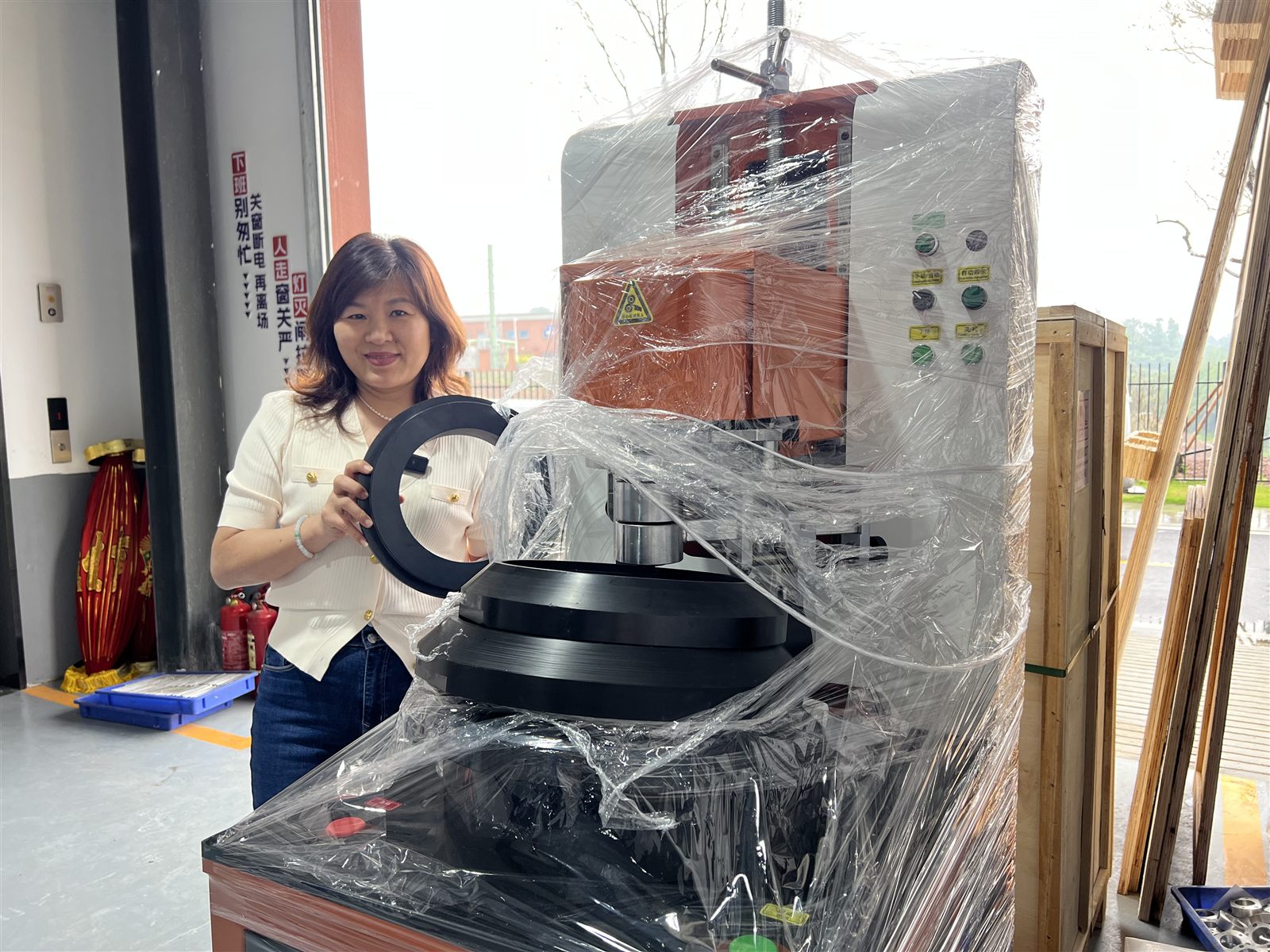 Automatic tire mounting machine for 8-14 inch two-wheel and three-wheel motorcycle tires, shown with tire sample