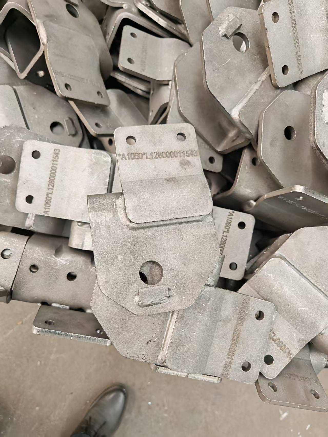 Flat automotive chassis plates that can be held by a simple electromagnetic fixture for dot peen marking