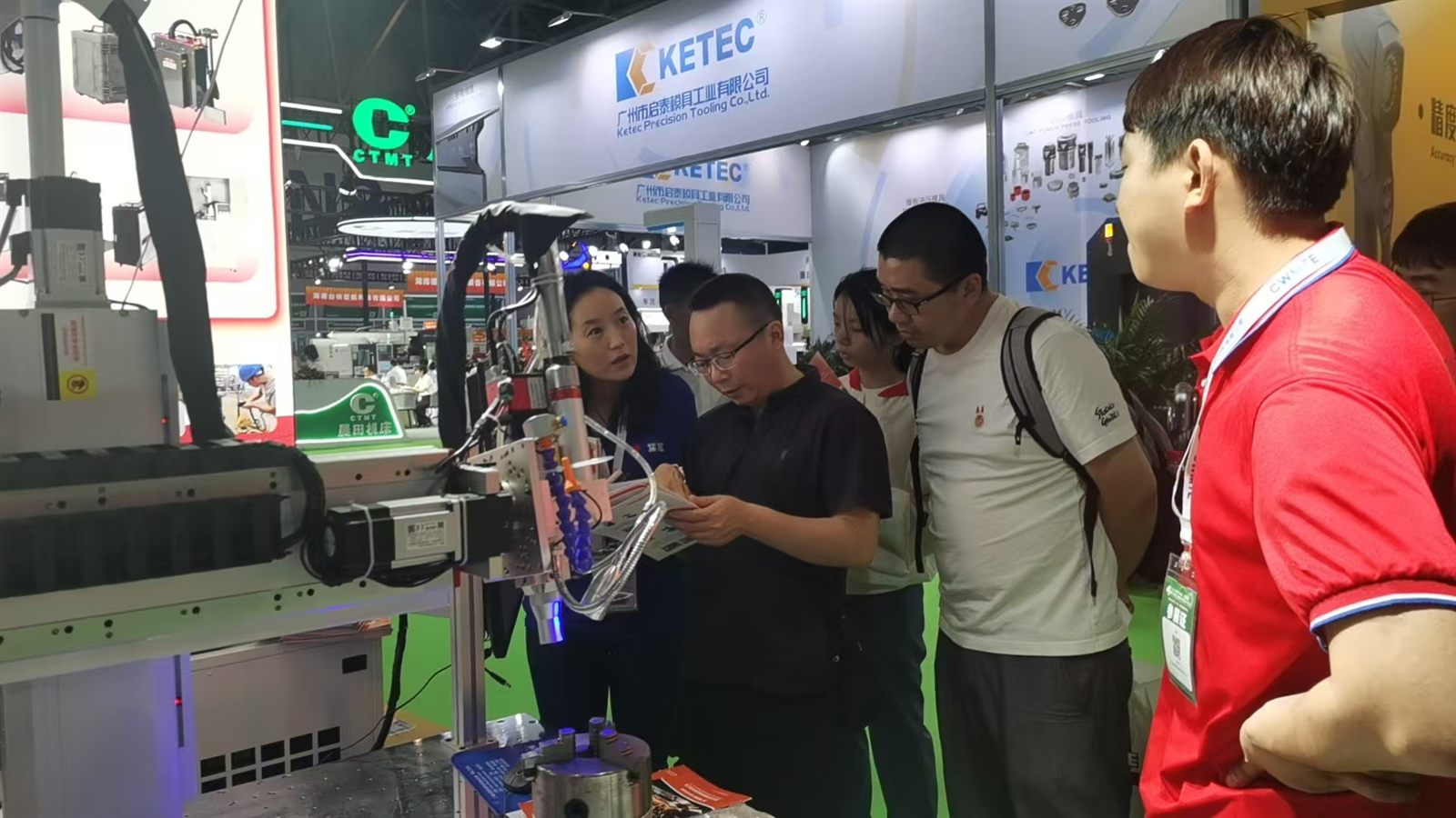 Visitors discuss laser welding and cleaning applications with ZiXu at Lijia Exhibition