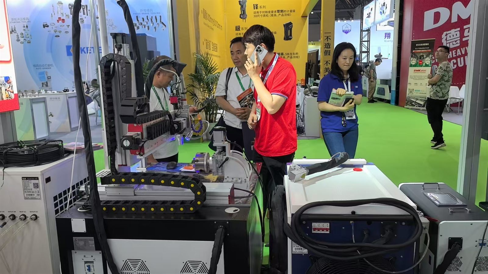 Customer discussion after purchasing a ZiXu gas cylinder marking machine at Lijia Exhibition
