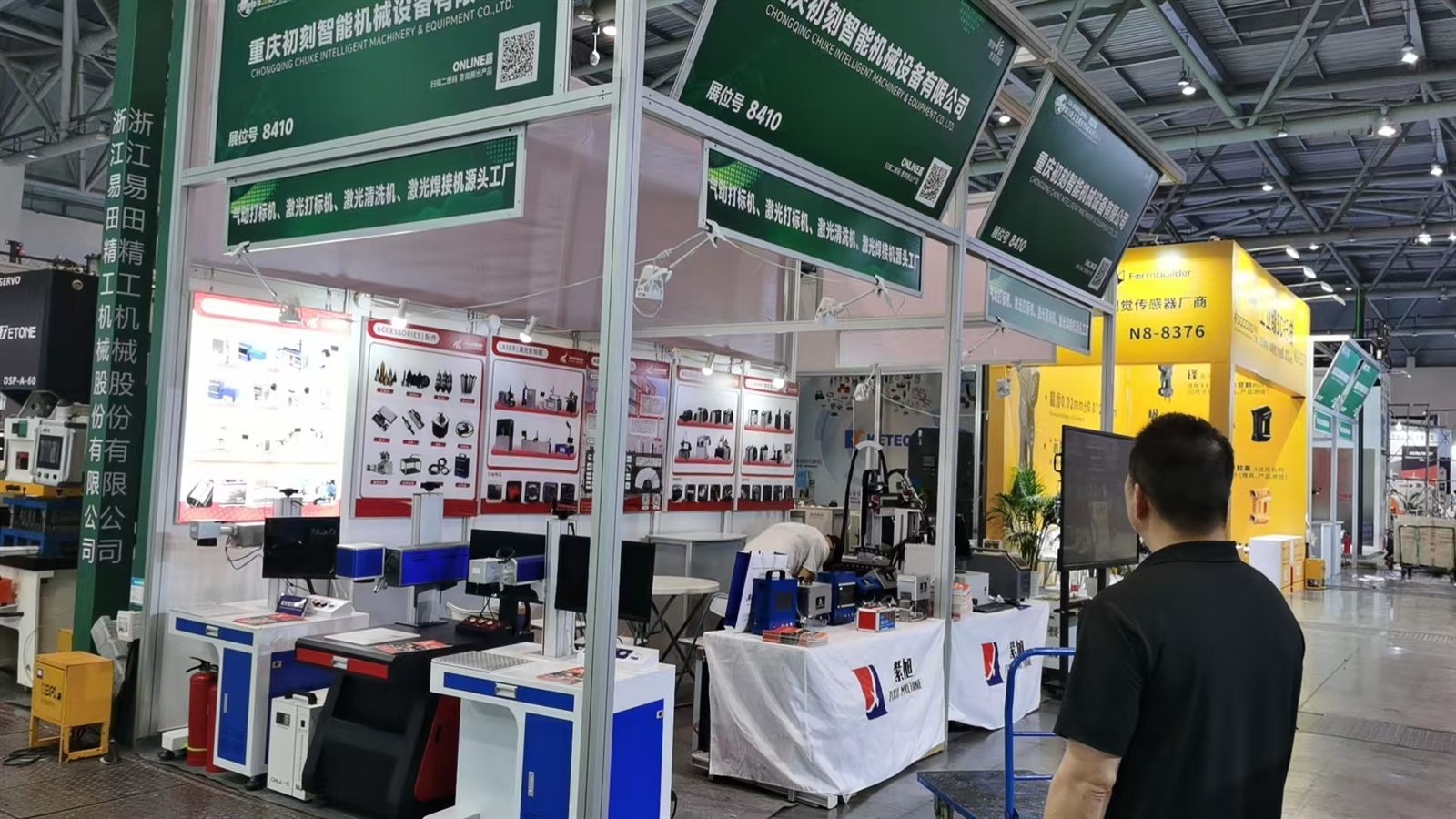 Packed CNMarking laser cleaning machine and exhibition display equipment before loading