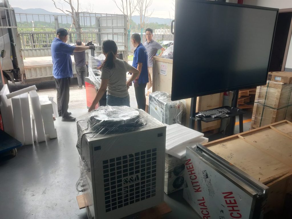 CNMarking team loading laser equipment before the 2026 Lijia Exhibition in Chongqing