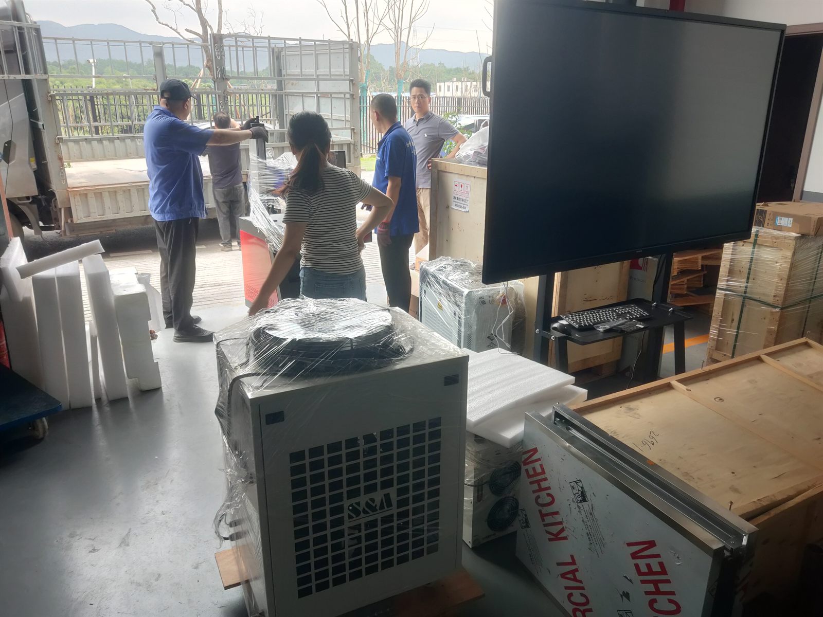 CNMarking team loading laser equipment before the 2026 Lijia Exhibition in Chongqing