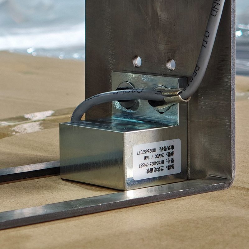 Compact magnetic fixture detail on handheld K3 dot peen marker