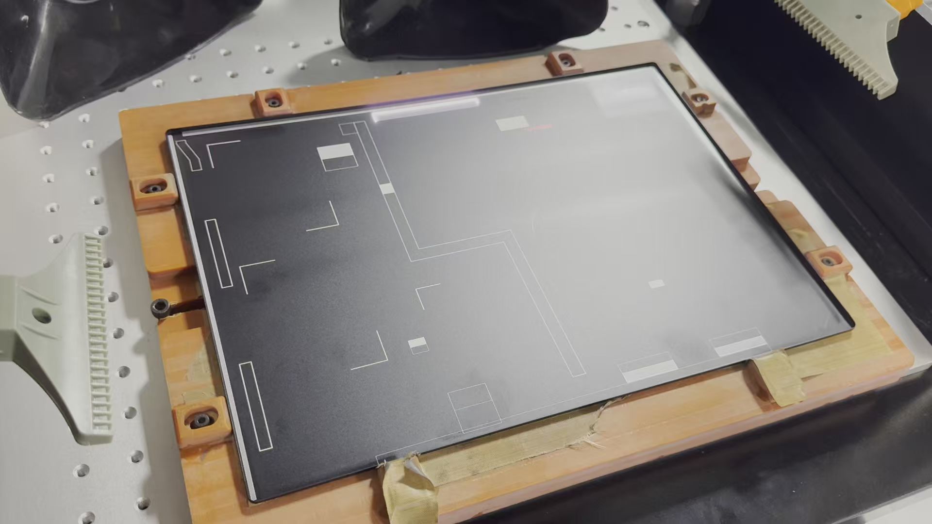 Comparison of raw and laser-processed anodized aluminum notebook shell surfaces