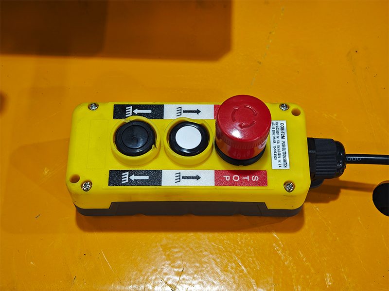 Remote control with emergency stop integrated for the lifting bench on the rotary dot peen workstation
