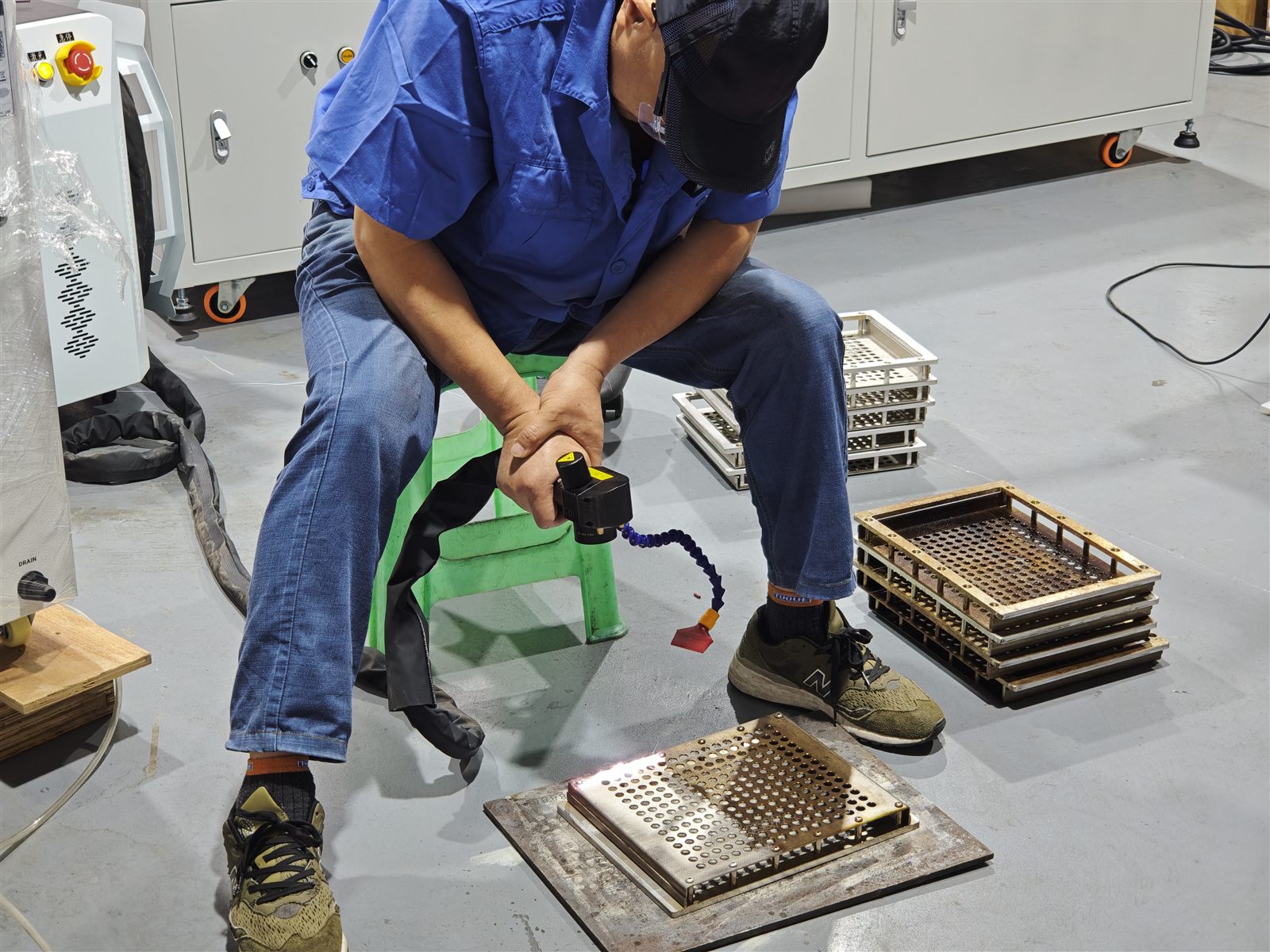 Pulsed laser cleaning removes residue from a semiconductor oven carrier tray without chemical soaking