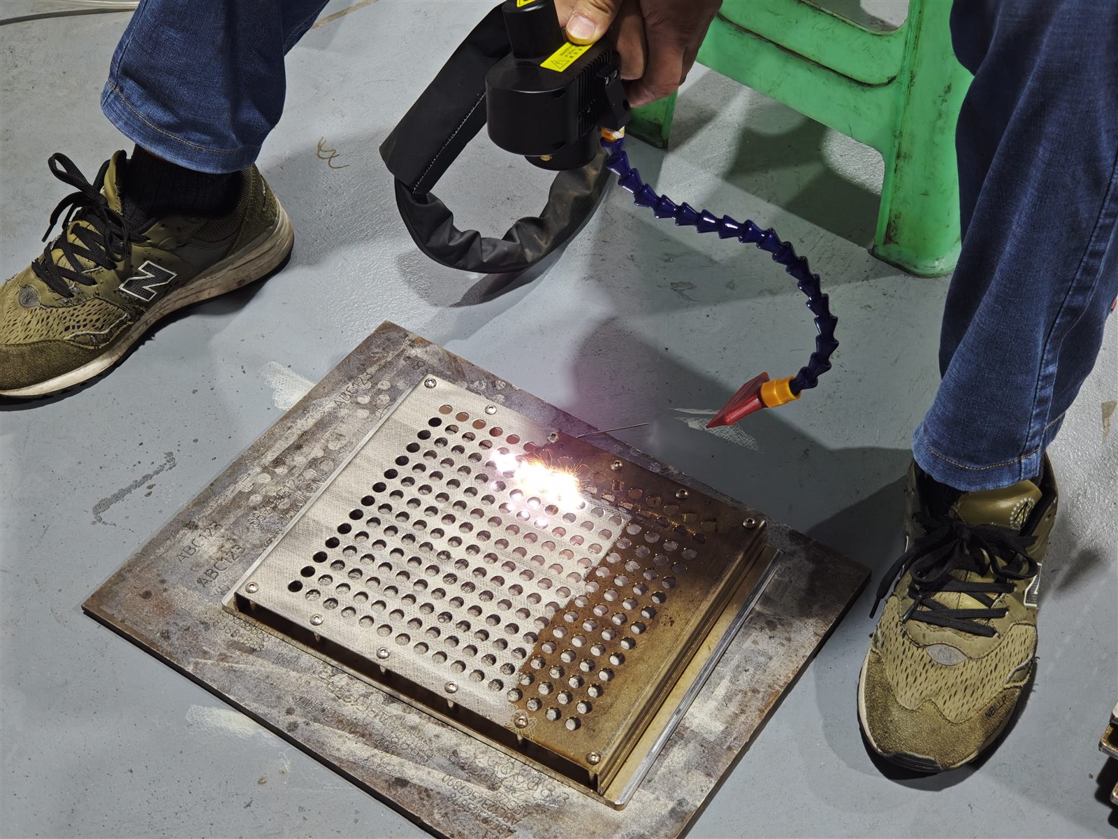 Laser cleaning process on high-temperature process tooling used in semiconductor packaging and SMT production