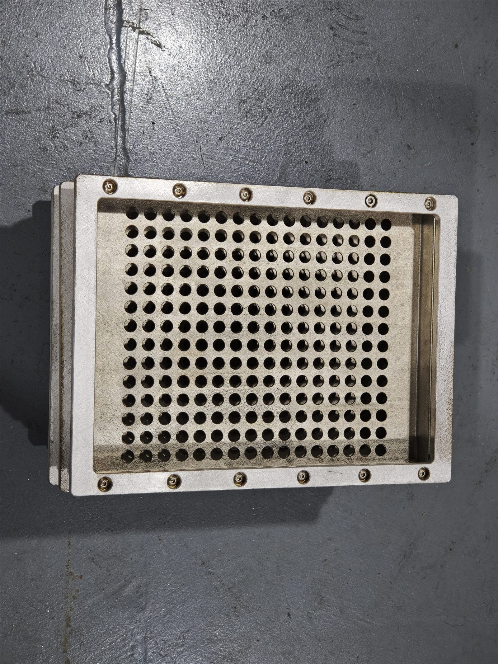 300W pulsed laser cleaning test for semiconductor carrier trays used in high-temperature furnace and reflow processes