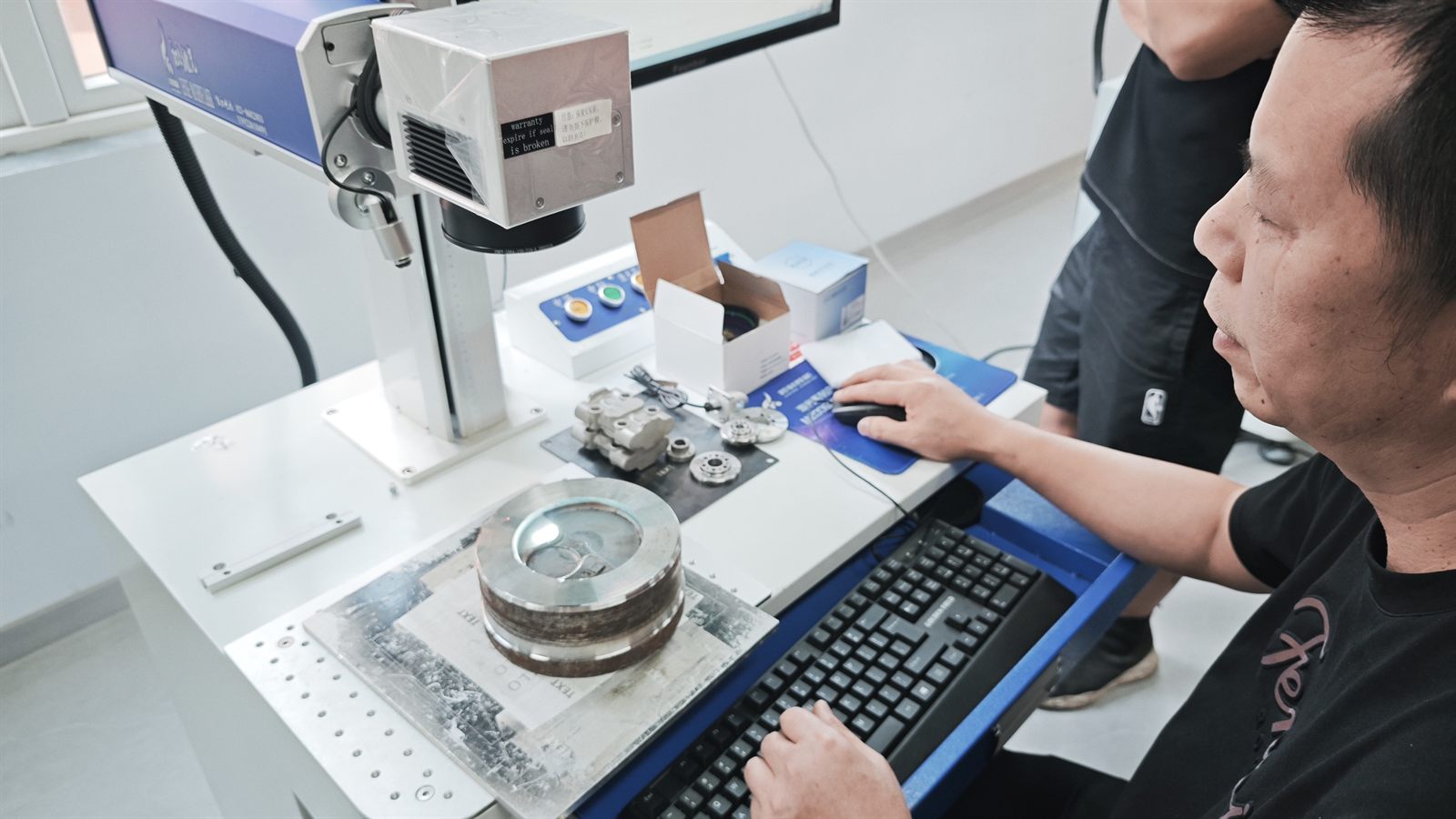 ZiXu engineer operating a 100W MOPA fiber laser for automotive mold deep engraving